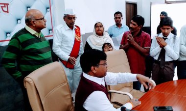 स्कूल वालों ने निकाला तो वापस भर्ती कराने के लिए कलेक्टर ने डिप्टी कलेक्टर  एवं जिला शिक्षा अधिकारी के साथ स्कूल पहुंचाया....