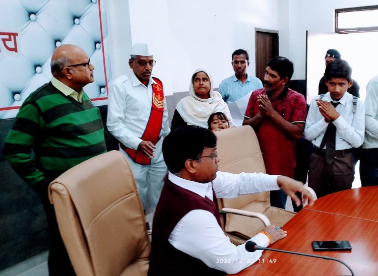 स्कूल वालों ने निकाला तो वापस भर्ती कराने के लिए कलेक्टर ने डिप्टी कलेक्टर  एवं जिला शिक्षा अधिकारी के साथ स्कूल पहुंचाया....