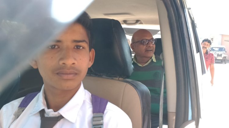 स्कूल वालों ने निकाला तो वापस भर्ती कराने के लिए कलेक्टर ने डिप्टी कलेक्टर  एवं जिला शिक्षा अधिकारी के साथ स्कूल पहुंचाया....