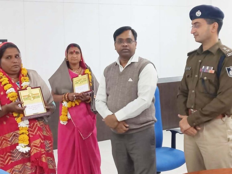 चार वर्षीय बालिका के अपहरण के प्रयास को दो महिलाओं ने बहादुरी से विफल किया  कलेक्टर-एसपी ने महिलाओं को सम्मानित किया