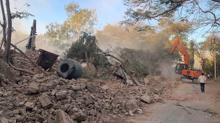 करोड़ों की जमीन से हटाया कब्जा