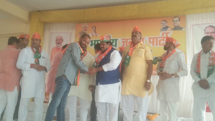 आलोट विधानसभा क्षेत्र का हितग्राही सम्मेलन कृषि उपज मंडी प्रांगण आलोट पर आयोजित किया गया