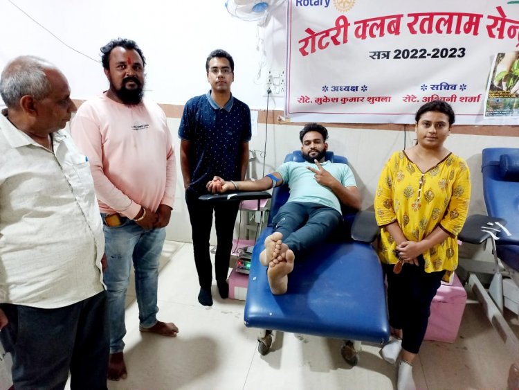 *इमरजेंसी केस में मानवता की मिसाल पेश करते टीम हेल्पिंग हैंड्स ग्रुप के सदस्य*।।