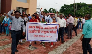 25 सूत्री मांगों को लेकर कर्मचारियों ने नारेबाजी कर किया प्रदर्शन