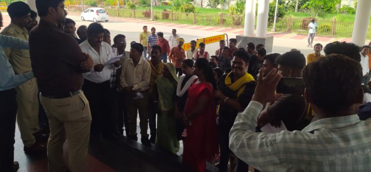 सीधी जिले में आदिवासी युवक पर लघु शंका मामले में रतलाम में ज्ञापन