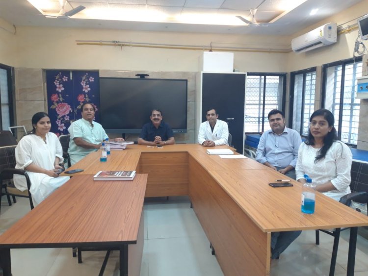 इंदौर मेडिकल कॉलेज डीन एवं वरिष्ठ चिकित्सकों से चर्चा की*