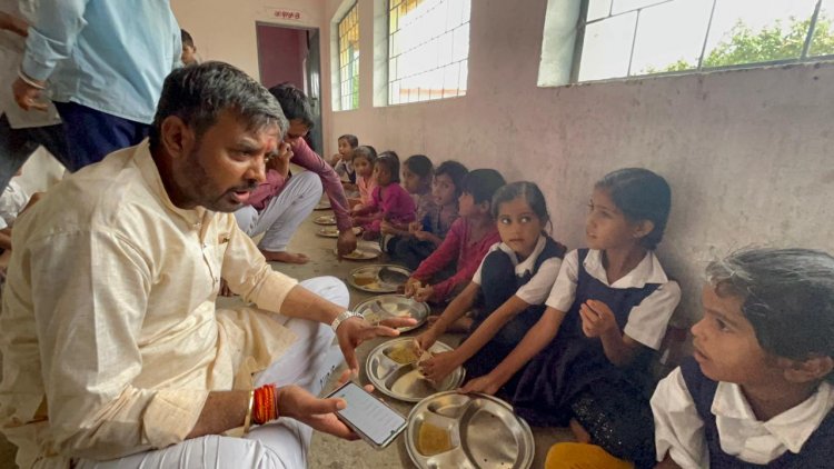 सरसोदा स्कूल में शोचालय में लगे नल से पी रहे बच्चे पानी*