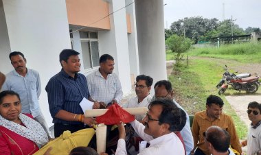 पटवारियों का कठोर रुख़, बस्ते जमा किए