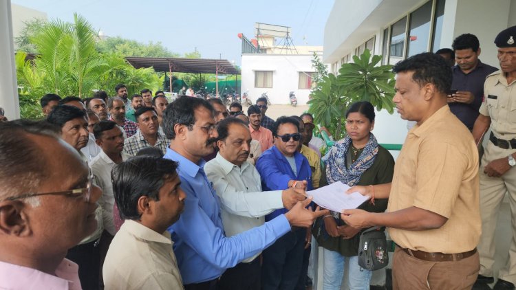 * पटवारी संघ ने सौपा ज्ञापन *