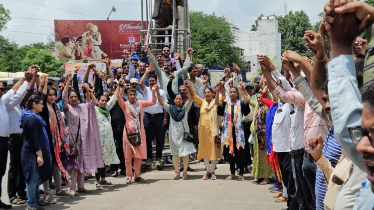मानव श्रृंखला  बनाकर अपनी मांग रखी