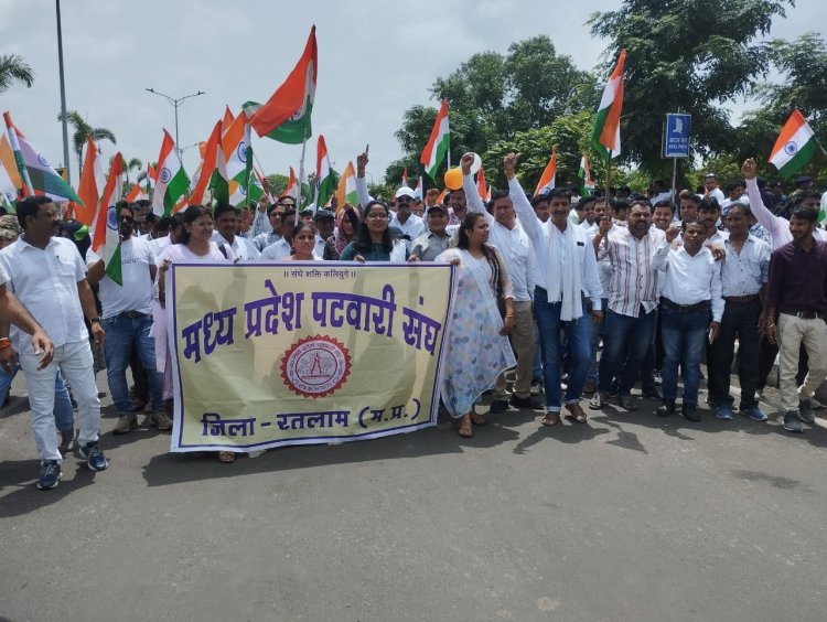 तिरंगा यात्रा निकालकर किया प्रदर्शन