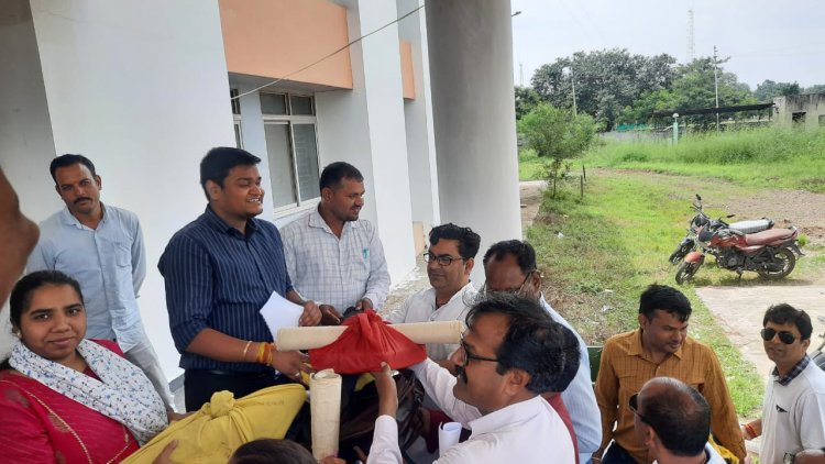 पटवारियों का कठोर रुख़, बस्ते जमा किए