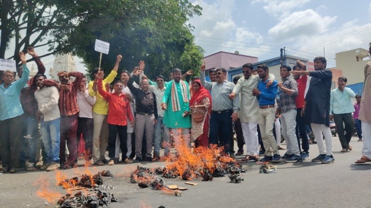 कृषि मंत्री का पुतला फूंका