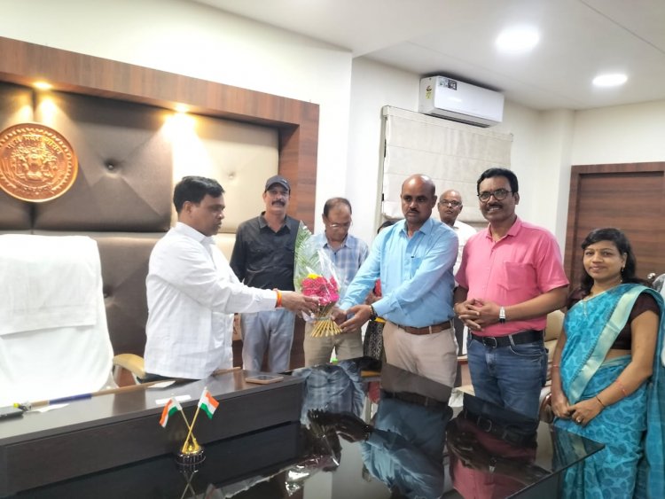 प्राचार्य ने कि कलेक्टर से मुलाकात