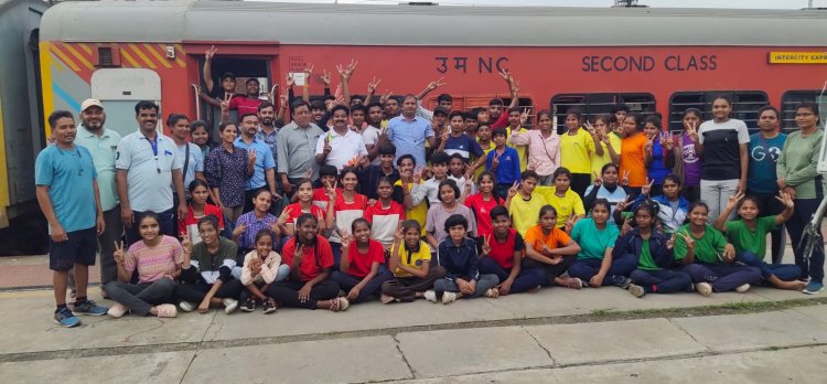 टेबल टेनिस एवं कुश्ती का दल रतलाम से रवाना