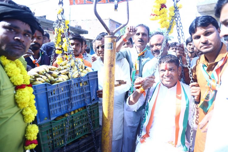 जनसंपर्क के पहले श्री डिंडोर ने की गौमाता की पूजा, मिल रहा ग्रामीणों का अपार जनसमर्थन