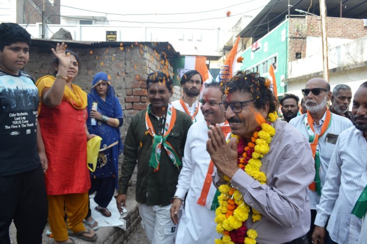 क्षेत्र की जनता ने कहा हम निश्चित रहे हम आपको ही वोट देंगे...hg