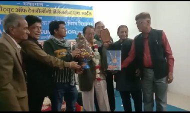 प्रिन्ट और इलेक्ट्रानिक मीडिया तथा सोशल मिडिया का समाज व राजनीति में  अपना-अपना प्रभाव है।