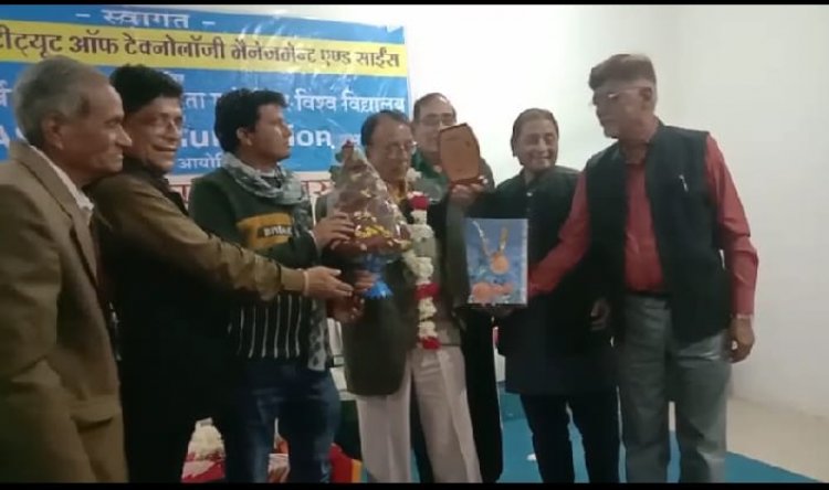 प्रिन्ट और इलेक्ट्रानिक मीडिया तथा सोशल मिडिया का समाज व राजनीति में  अपना-अपना प्रभाव है।