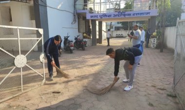 पुलिस अधिकारियों और कर्मचारियों ने कार्यालय में सफाई कर दिया नया संदेश