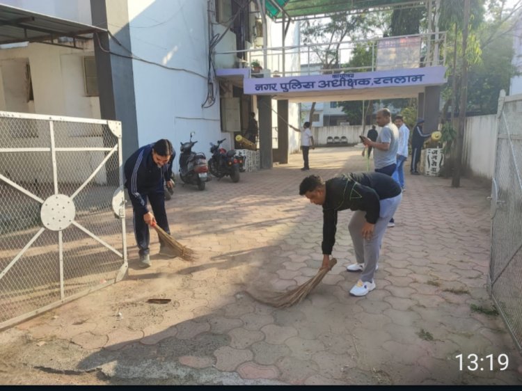 पुलिस अधिकारियों और कर्मचारियों ने कार्यालय में सफाई कर दिया नया संदेश