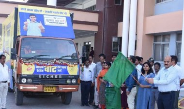 कलेक्टर श्री बाथम ने मतदाता जागरूकता प्रचार रथ को हरी झंडी दिखाई