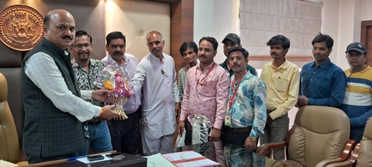 नमो ग्रुप फाउंडेशन द्वारा नवागत रतलाम कलेक्टर  राजेश  बाथम का स्वागत किया