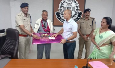 पुलिस विभाग में लंबी सेवा के बाद सेवानिवृत्त हुए दो पुलिस कर्मचारियों को विदाई दी 