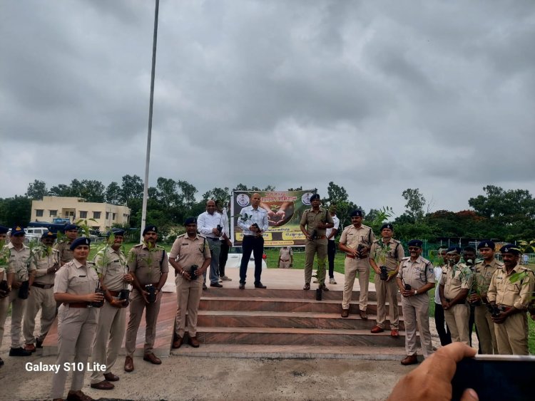 क पेड़ मां के नाम अभियान के तहत रतलाम पुलिस लाईन में हुआ वृक्षारोपण