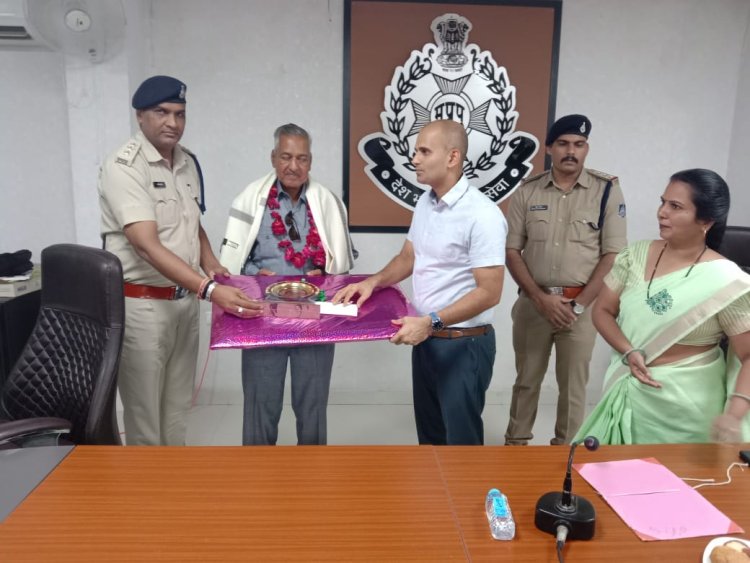 पुलिस विभाग में लंबी सेवा के बाद सेवानिवृत्त हुए दो पुलिस कर्मचारियों को विदाई दी 