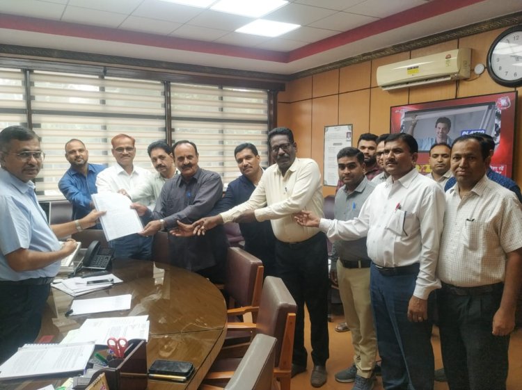 ऑऑल इंडिया एससी एसटी रेलवे एम्पलाइज एसोसिएशन ने सौपा ज्ञापन