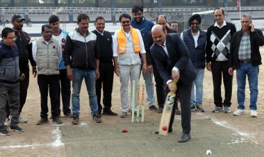 खेल चेतना मेला के मैदान पर महापौर और कलेक्टर ने थामा बल्ला,