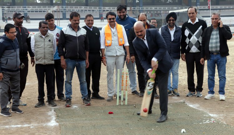 खेल चेतना मेला के मैदान पर महापौर और कलेक्टर ने थामा बल्ला,