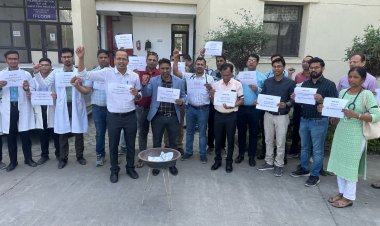 अमानक दवाईयो का प्रतीकात्मक सामूहिक दहन किया गया।