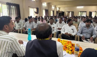 विधायक श्री डोडियार ने जनपद कार्यालय में आमजनों से रिश्वत लेने और पंचायतों में घटिया निर्माण कार्यों पर दी चेतावनी