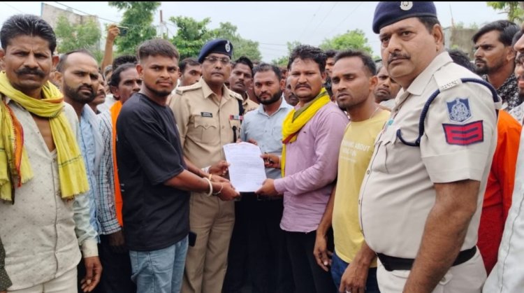  महिला की हत्या करने वालों के खिलाफ जयस भील एकता मिशन ने घेरा थाना