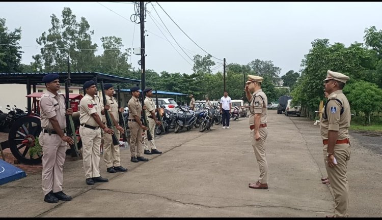 पुलिस कप्तान ने  उत्कृष्ट टर्न आउट वाले पुलिस कर्मचारियों को किया गया पुरस्कृत