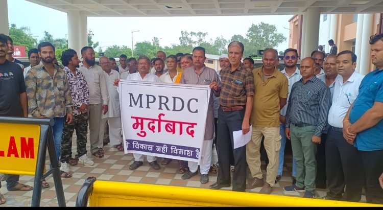 कुछ रसूखदारों की जमीनों को बचाने के लिए किसानों को भूमिहीन होना पड़ सकता हैं 