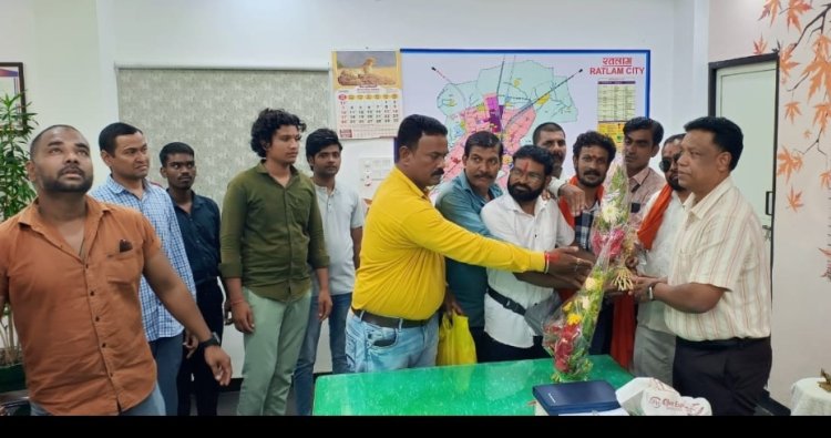 शिव सेना ने किया पुलिस उप अधीक्षक का सम्मान 