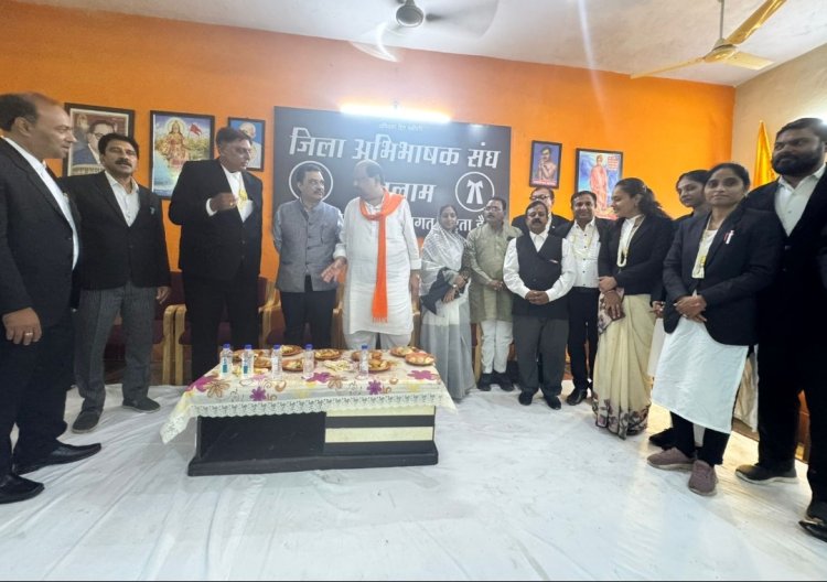 जिला अभिभाषक संघ रतलाम के पदाधिकारियों का शपथ ग्रहण समारोह