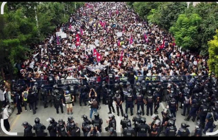 सिंहासन खाली करो कि जनता आती है ....