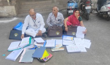 नगर निगम के सम्मेलन के खिलाफ धरना 