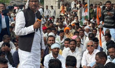 धरने पर बैठे कांग्रेस जिलाध्यक्ष  गहलोत 