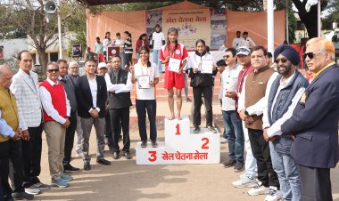 डीआरएम श्री कुमार एवं महापौर श्री पटेल से पुरस्कार पाकर खिल उठे चेहरे