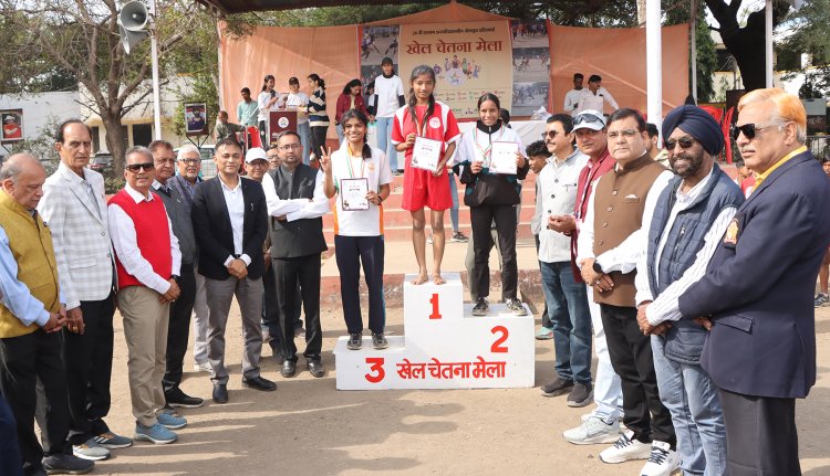 डीआरएम श्री कुमार एवं महापौर श्री पटेल से पुरस्कार पाकर खिल उठे चेहरे