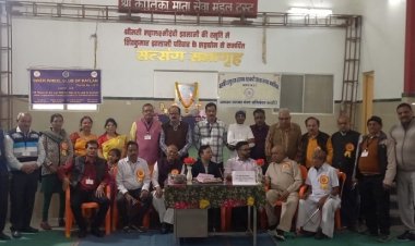 नि:शुल्क  विशाल चिकित्सा परामर्श शिविर में लिया परामर्श 