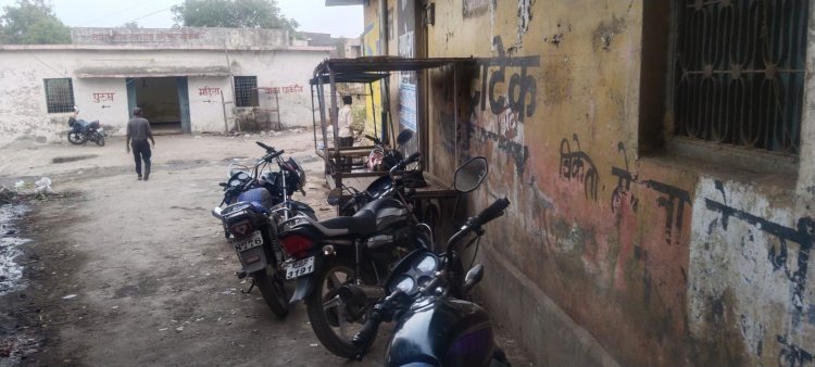 बाजना  का बस स्टैंड  कॉम्प्लेक्स बहा रहा अपनी दुर्दशा पर आंसू ......।