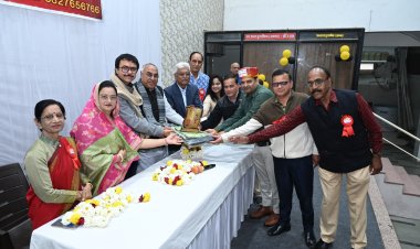 सामान्य ज्ञान प्रतिस्पर्धा के विजेताओं को पुरस्कार मिले  तो  खिले चेहरे 