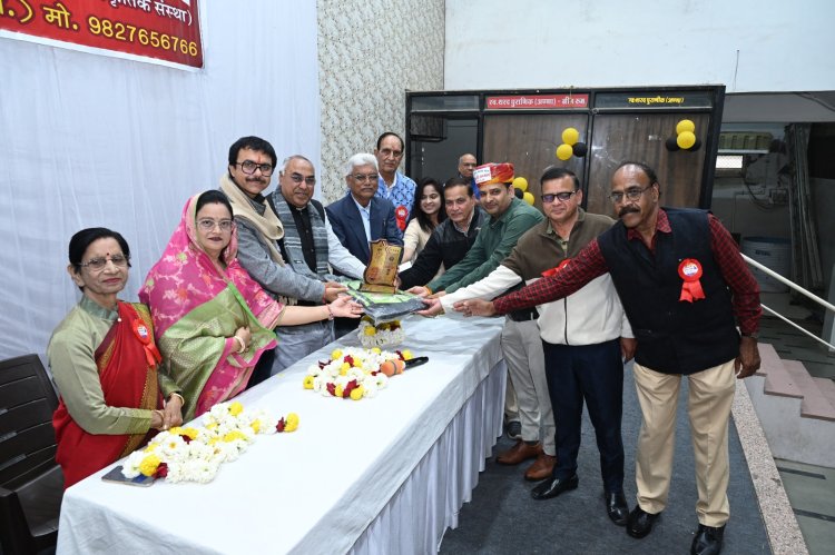 सामान्य ज्ञान प्रतिस्पर्धा के विजेताओं को पुरस्कार मिले  तो  खिले चेहरे 