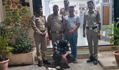  तलवार लहराने वाले युवक की पुलिस से निकाली हेकड़ी